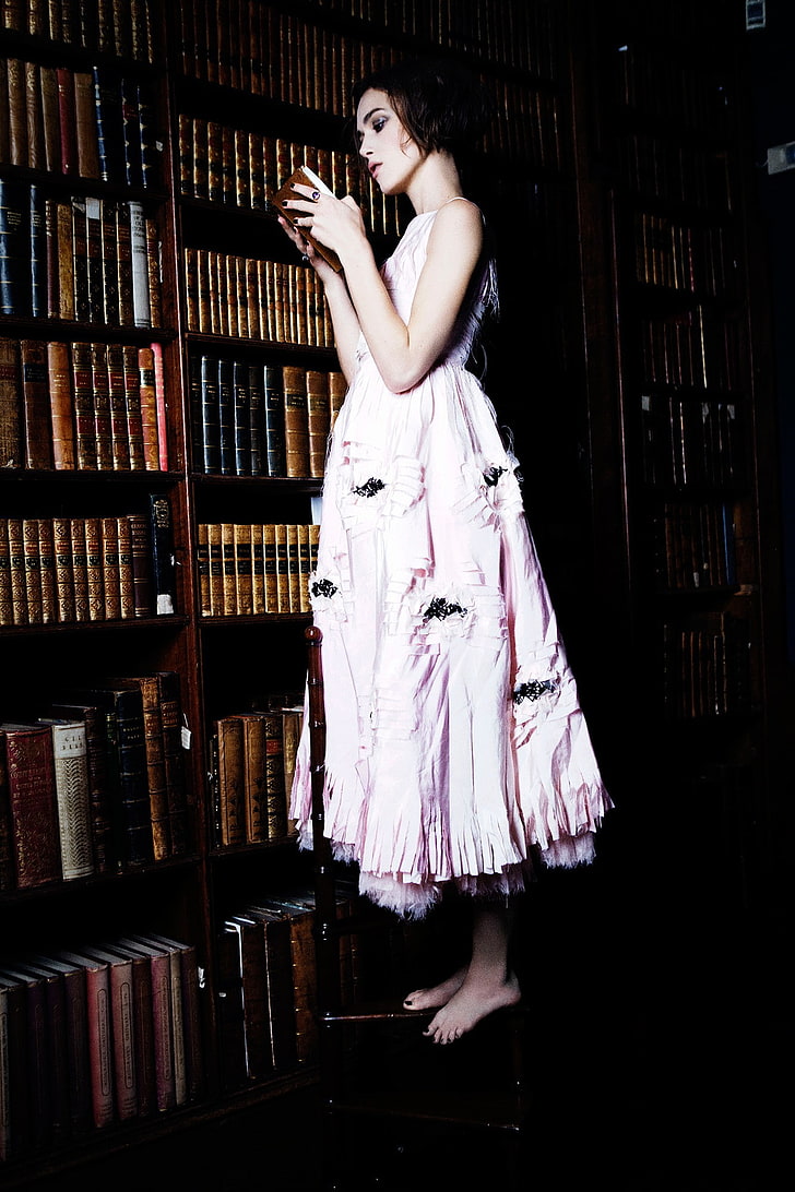 Keira Knightley, mulheres, celebridade, atriz, com os pés descalços, leitura, estante de livros, estantes, livros, HD papel de parede, papel de parede de celular