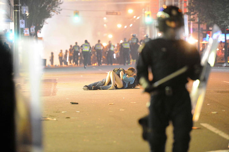 Ноги улицы бунт целовать под юбку Ванкувер пара влюбленных 4256x2832 Люди нога HD Art, ноги, улицы, HD обои