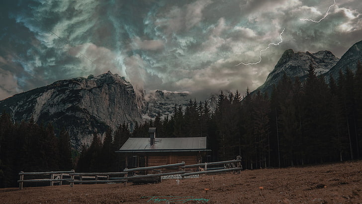 cabine marrom e cinza, montanhas, topo da montanha, floresta, casa, tempestade, arte digital, manipulação de fotos, paisagem, natureza, raio, HD papel de parede