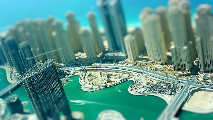 maquette de la ville, photographie aérienne de la ville avec des bâtiments de grande hauteur entourée d'un plan d'eau, tilt shift, ville, paysage urbain, gratte-ciel, rivière, Fond d'écran HD