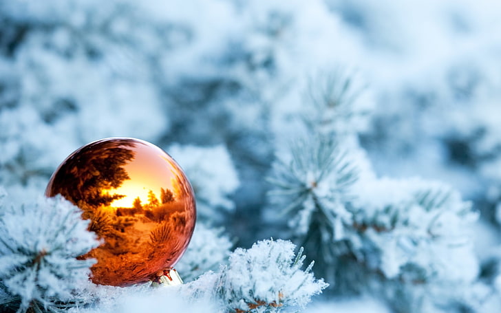 gold bauble, New Year, snow, Christmas ornaments, leaves, reflection, depth of field, HD wallpaper