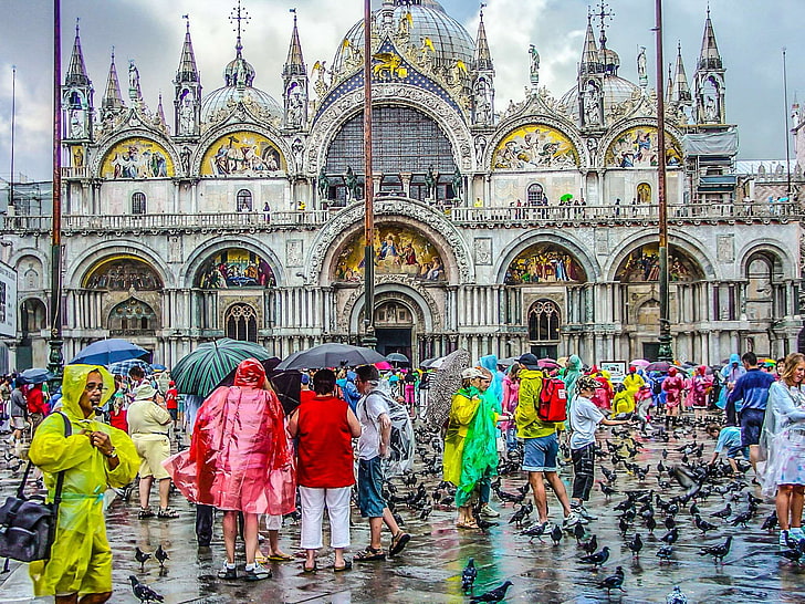arch, busy, cathedral, city, colorful, crowd, crowded, domes, flock, group, italian, italy, mosaic, piazza, pigeons, poncho, rain, rain coat, raincoat, san marcos, square, st marks, tourists, umbrella, venezia, venice, we, HD wallpaper