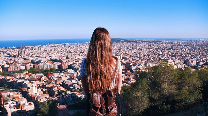 Frau, die über die Stadt, Leute, Stadt, Barcelona schaut, HD-Hintergrundbild