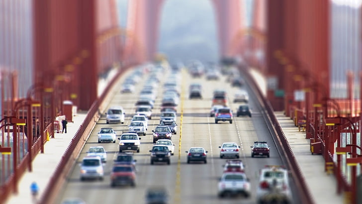 sortierte Spielzeugfahrzeuge, Fotografie des selektiven Fokus von Fahrzeugen auf Brücke tagsüber, Brücke, Auto, verwischt, Neigungsverschiebung, HD-Hintergrundbild
