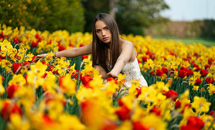 Frauen, Marco Squassina, hocken, Blumen, Porträt, Frauen im Freien, HD-Hintergrundbild