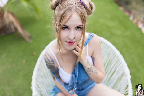 Suicide Girls, ogród, krzesło, tatuaż, blondynka, Trece, Tapety HD HD wallpaper