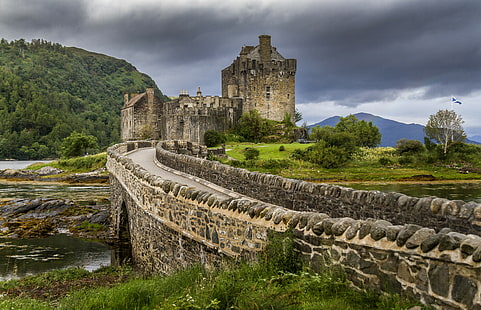 Szkocja, Eilean Donan, zamek z brązowego betonu, most, skały, chmury, las, Szkocja, Eilean Donan, zamek, góra, Tapety HD HD wallpaper