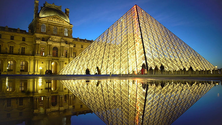 здание, пирамида Лувра, вода, небо, городской пейзаж, фасад, ориентир, отражающий бассейн, вечер, отражение, ночь, освещение, симметрия, архитектура, Лувр, Франция, туристическая достопримечательность, Париж, HD обои