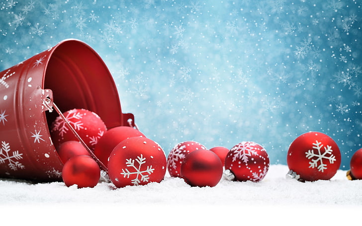 röda grannlåt, snö, nyår, prydnad, snöflinga, hink, korg, juldekoration, juldekorationer, god jul, ljusbollar, ljusa bollar, HD tapet