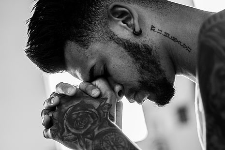barba e tatuaggio da uomo, uomo, tatuaggio, preghiera, bw, Sfondo HD HD wallpaper