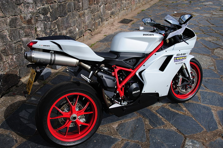 белый и красный спортивный мотоцикл, ducati, 848, мотоцикл, камни, плитка, автомобили, авто, HD обои