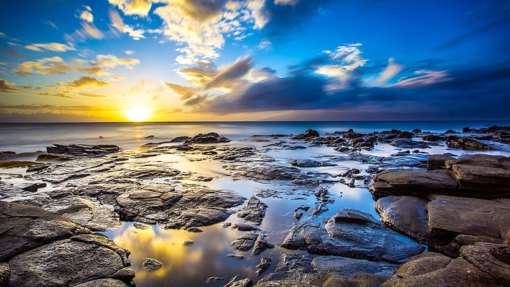 кафява скала на брега фотография, скали, плаж, залез, небе, море, слънчева светлина, хоризонт, крайбрежие, HD тапет
