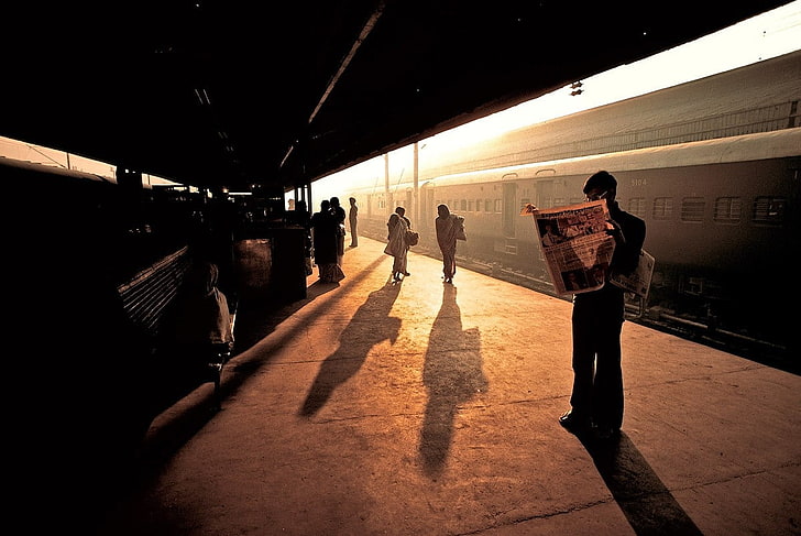 brown wooden bench, photography, India, train, train station, people, newspapers, reading, sunset, sun rays, sitting, waiting, shadow, vintage, Steve McCurry, HD wallpaper