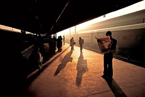 brązowa drewniana ławka, fotografia, Indie, pociąg, stacja kolejowa, ludzie, gazety, czytanie, zachód słońca, promienie słoneczne, siedzenie, czekanie, cień, zabytkowe, Steve McCurry, Tapety HD HD wallpaper