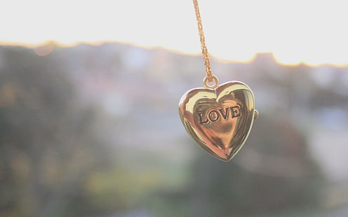 Hjärt halsband, guld kärlek präglade hänge halsband, fotografi, 2560x1600, hjärta, kärlek, halsband, HD tapet HD wallpaper