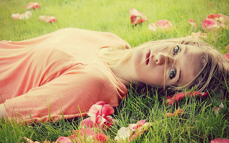 женский розовый топ с круглым вырезом, трава, цветы, девушка, лежа, волосы, HD обои