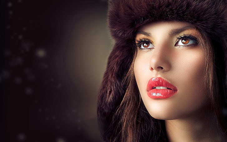 Frauen, Model, Brünette, lange Haare, Gesicht, offener Mund, Hut, roter Lippenstift, braune Augen, Airbrush, lustige Hüte, saftige Lippen, HD-Hintergrundbild