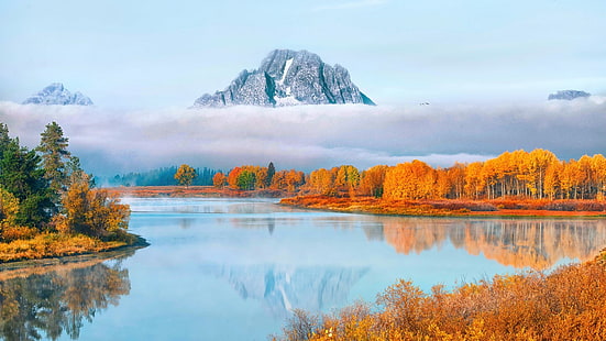 茶色の木と青い水域、昼間は白い雲で覆われた灰色の山々、自然、風景、水、湖、反射、山、木、雲、雪、霧、秋、 HDデスクトップの壁紙 HD wallpaper
