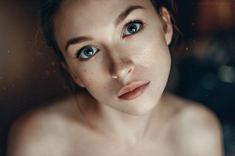 женщины, модель, брюнетка, голубые глаза, веснушки, лицо, обнаженные плечи, портрет, смотрит на зрителя, Анастасия Лис, HD обои HD wallpaper