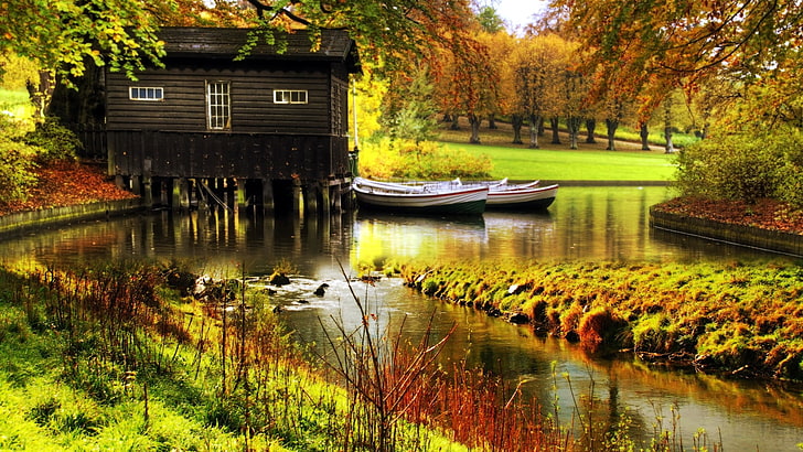 braunes Holzhaus, zwei weiße Boote, Fluss, Herbst, Pflanzen, Boot, Landschaft, Bäume, Wasser, Grün, Haus, HD-Hintergrundbild