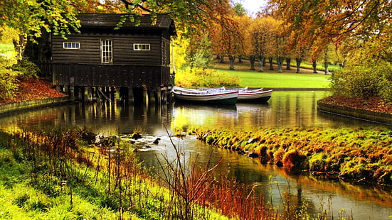 braunes Holzhaus, zwei weiße Boote, Fluss, Herbst, Pflanzen, Boot, Landschaft, Bäume, Wasser, Grün, Haus, HD-Hintergrundbild HD wallpaper