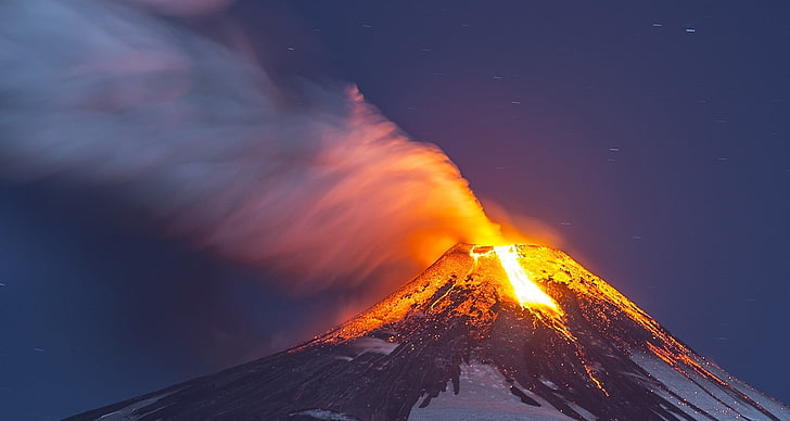 volcán blanco y negro, naturaleza, volcán, erupción, lava, noche estrellada, pico nevado, humo, larga exposición, Chile, Fondo de pantalla HD