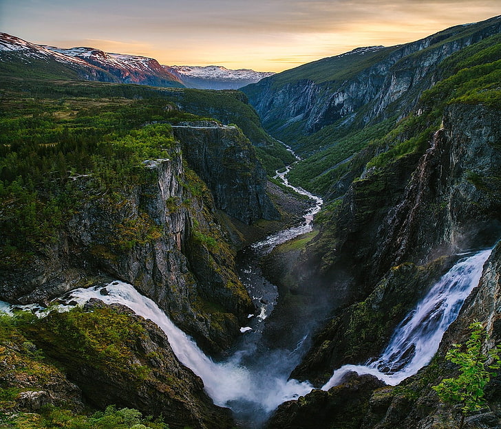 zielone wodospady, przyroda, krajobraz, kanion, rzeka, góry, zaśnieżony szczyt, wodospad, Norwegia, Tapety HD