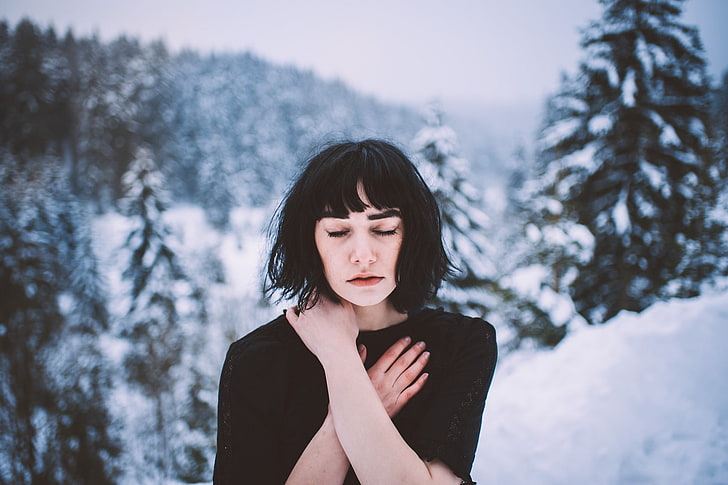 Frauen, schwarze Haare, geschlossene Augen, Hände auf der Brust, Winter, Frauen im Freien, HD-Hintergrundbild