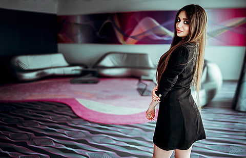 500px, kobiety, model, Ivan Gorokhov, czarna sukienka, patrząc przez ramię, kobiety w pomieszczeniu, Tapety HD HD wallpaper