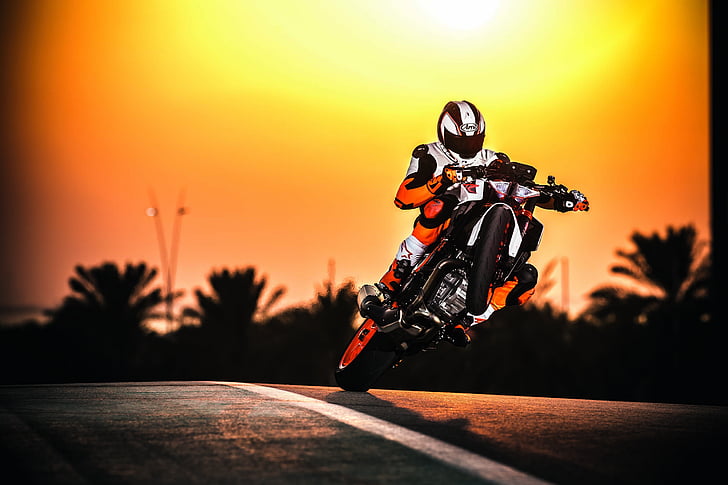 pessoa andando de moto na estrada, KTM 1290 Super Duke R, pôr do sol, acrobacias, HD, HD papel de parede