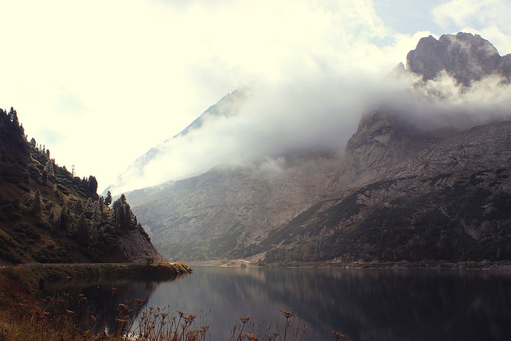 แหล่งน้ำใกล้ภูเขาในเวลากลางวันทิวทัศน์ทะเลสาบธรรมชาติภูเขาต้นไม้เมฆแม่น้ำ, วอลล์เปเปอร์ HD