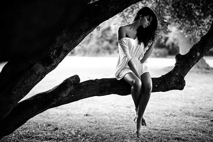 grayscale photo of woman wearing white dress sitting on tree trunk, women, model, Martin Strauss, trees, brunette, white dress, women outdoors, HD wallpaper