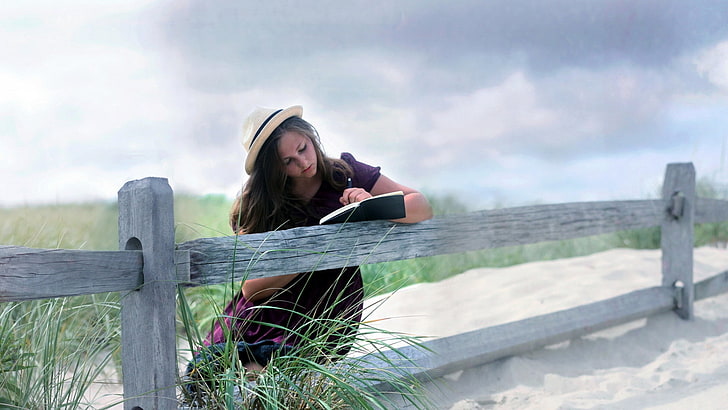 여자의 보라색 탑, 소녀, 책, 자연, 모래, HD 배경 화면