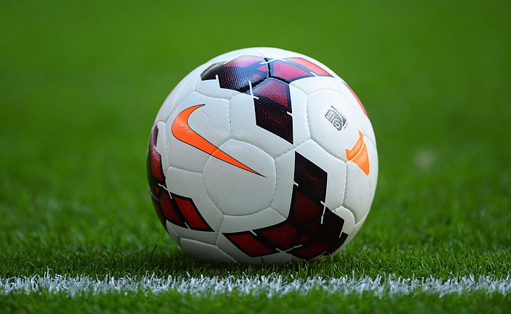 белый, красный и оранжевый футбольный мяч Nike, газон, мяч, фокус, футбол HD, barclays премьер-лига, HD обои