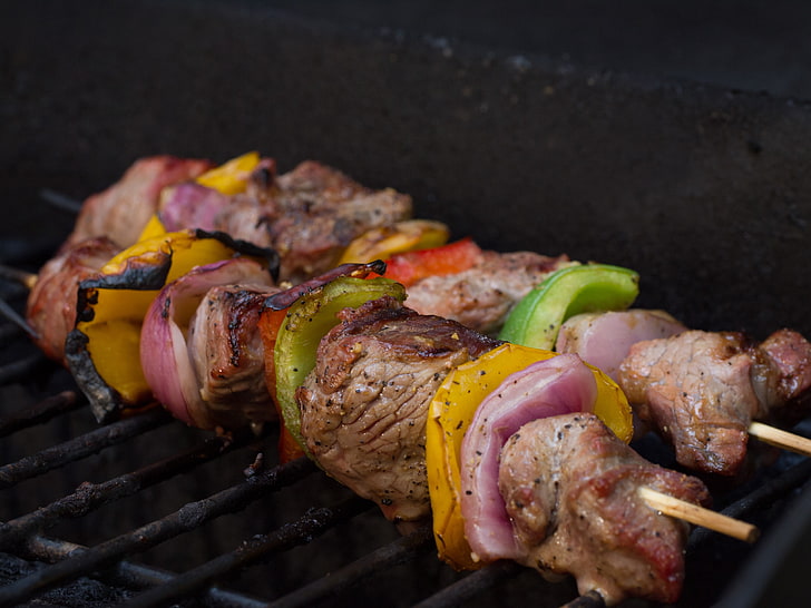 barbecue with onion, meat, and vegetable, kebabs, skewers, meat, vegetables, HD wallpaper