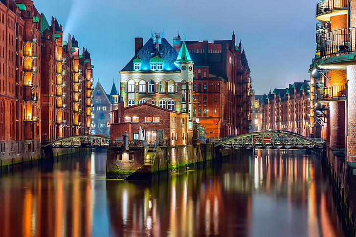 bâtiment en béton brun et bleu, lumière, pont, la ville, lumières, accueil, le soir, Allemagne, rétro-éclairage, canal, Hambourg, l'état, Speicherstadt, Fond d'écran HD