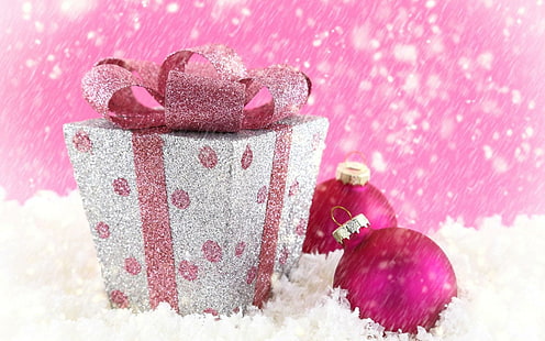 Noel hediyesi tatil kar kış, beyaz ve pembe Noel hediye kutusu ve pembe süs, yılbaşı, hediye, tatil, kar, kış, HD masaüstü duvar kağıdı HD wallpaper
