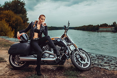 черен и сребърен туристически мотоциклет, жени с велосипеди, хеликоптер, жени с мотоциклети, река, превозно средство, мотоциклет, каска, HD тапет HD wallpaper