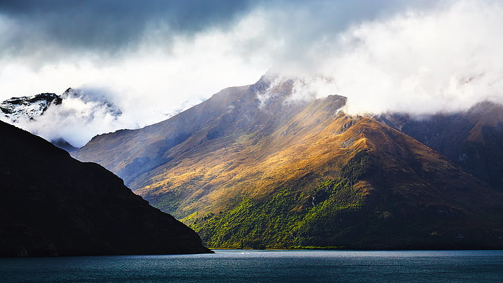جبل صخري بني ، جبال ، بحيرة ، منظر طبيعي، خلفية HD