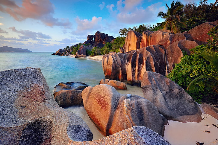 cuerpo de agua y árbol de hojas verdes, mar, playa, cielo, nubes, árboles, piedras, palmeras, rocas, arbustos, el océano Índico, la isla de La Digue, Seychelles, Fondo de pantalla HD