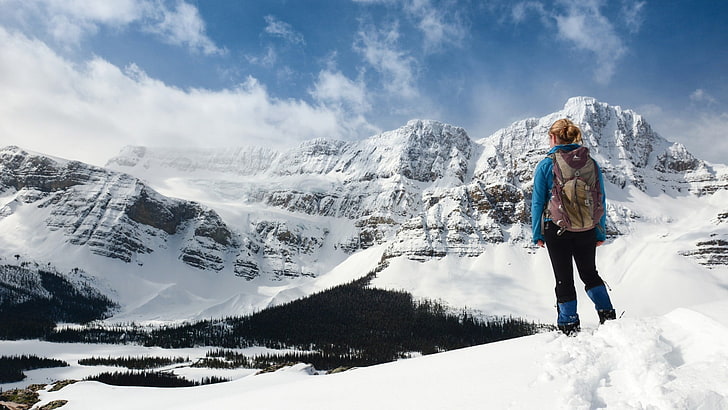 жена, стояща на снежно поле, блондинка, планини, сняг, HD тапет