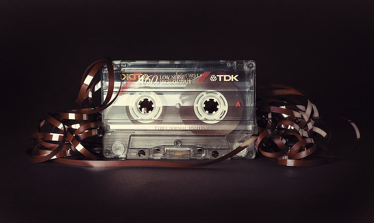 Foto di messa a fuoco selettiva di cassette TDK, cassette, nastro, musica, sfondo nero, Sfondo HD