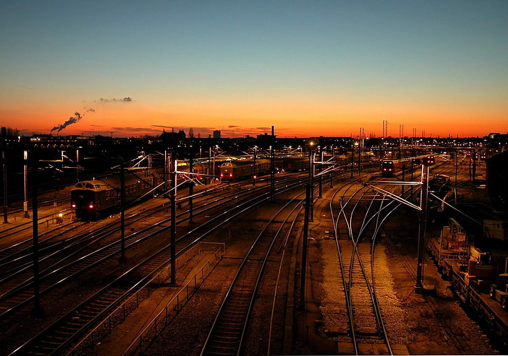 القطار والسكك الحديدية والمحطات وخطوط الكهرباء وشروق الشمس والأفق ومحطة القطار، خلفية HD
