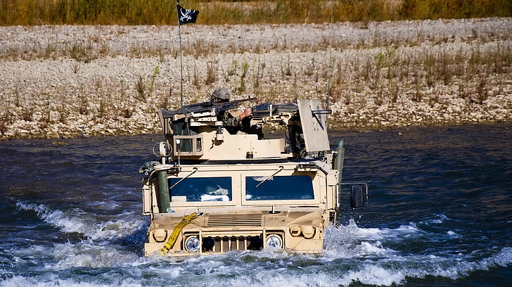 Armee-Ausrüstung, Auto, Flagge, Gewehr, HMMWV, Hummer, Humvee, Piratenflagge, Maschinengewehr, Militär, Piraten, Fluss, Waffe, HD-Hintergrundbild