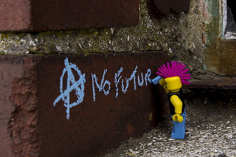 brinquedo Lego amarelo e preto, fotografia, obras de arte, brinquedos, LEGO, tijolos, figuras, texto, giz, anarquia, punk, miniaturas, parede, vidro quebrado, escrita, rua, grunge, humor, círculo-A, HD papel de parede HD wallpaper