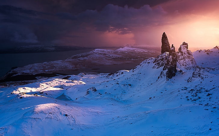 nieve en la foto de la montaña durante la puesta de sol, naturaleza, paisaje, invierno, Old Man of Storr, nieve, nubes, mar, isla, cumbre, Escocia, Fondo de pantalla HD