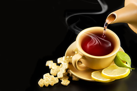 бяла керамична чаена чаша, чай, чаша, чаени листа, стъбло, лимон, бисквити, черен фон, листа, HD тапет HD wallpaper
