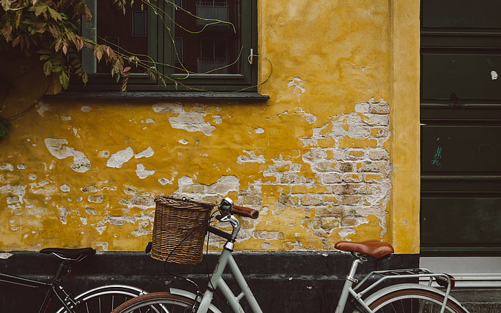 Bicicleta de ciudad gris estacionada al lado del edificio, bicicleta, pared, ventana, Fondo de pantalla HD
