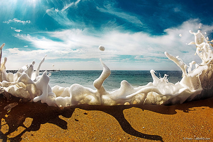 фигура на бял и кафяв кон, дигитално изкуство, море, плаж, небе, облаци, HD тапет