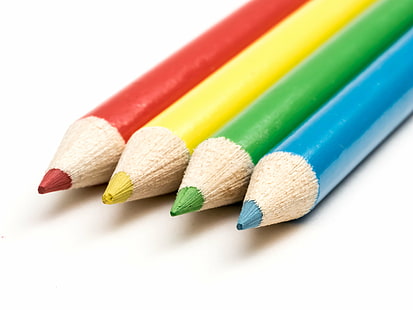 четири сини, зелени, жълти и червени цветни моливи, оцветяване, син, зелен, червен цвят, цветни моливи, 60 мм, макро, M1, OM, DE, Olympus, Zuiko Digital, едър план, цветен, молив за оцветяване, цифров- камера, зелен, на закрито, оловна линия, без огледало, обект, молив, училищни пособия, остър, неподвижен, неща, бял, фон, дърво, писане, жълт, многоцветен, цветове, син, образование, дърво - материал, червен, творчество, HD тапет HD wallpaper
